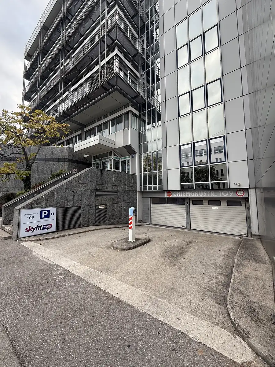 Zufahrt zur kostenfreien Tiefgarage am skyfit WOMEN Giesing mit skyfit-Schild