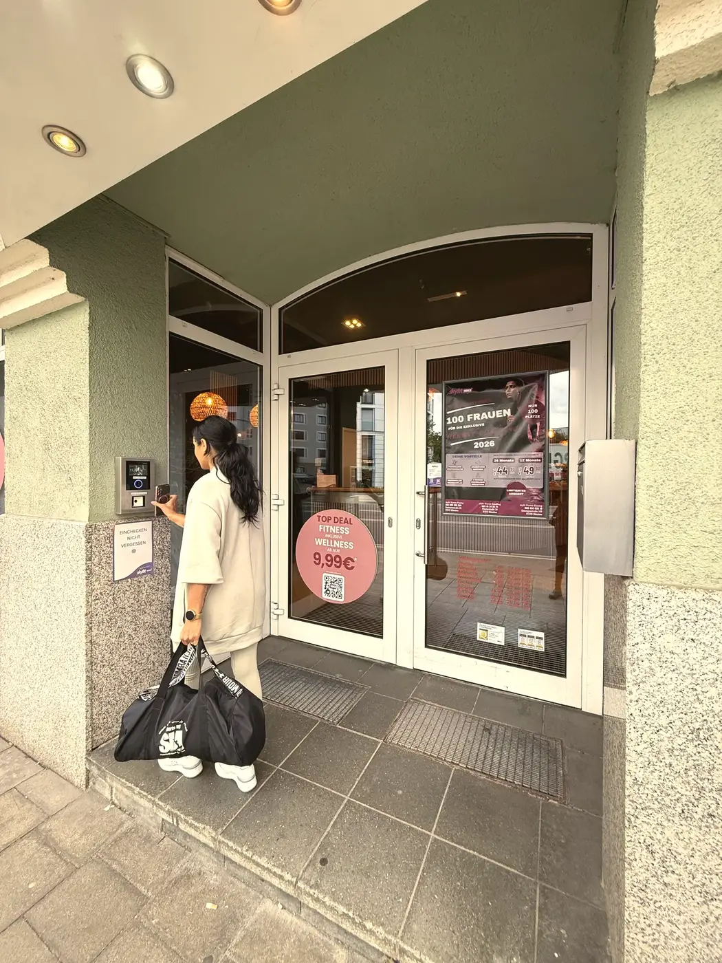 Eingang des skyfit WOMEN Studios in München Pasing