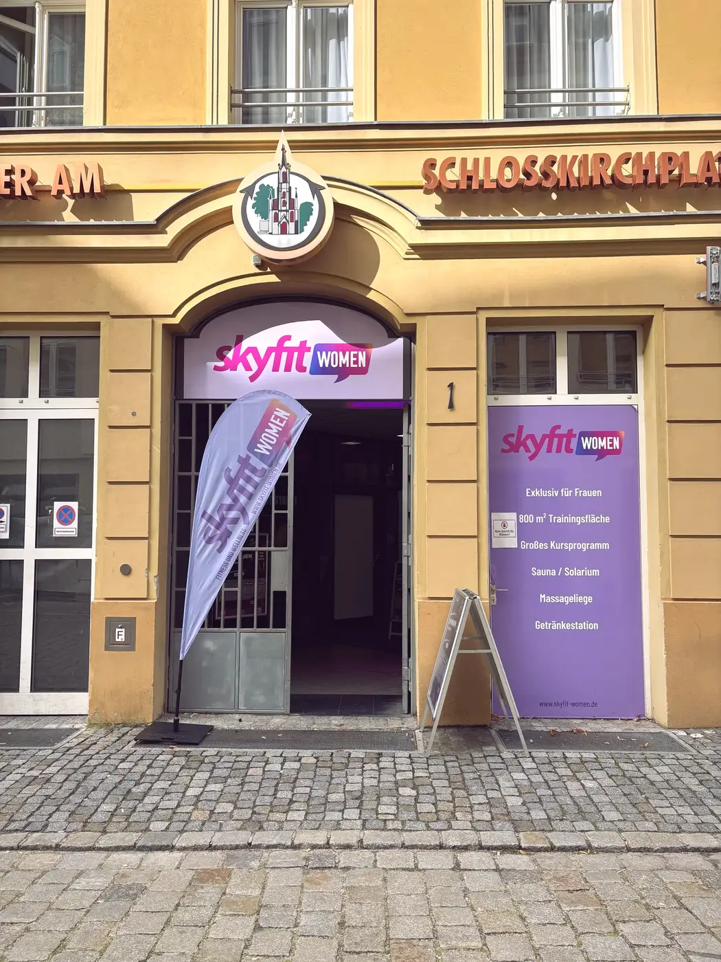 Eingang des skyfit WOMEN Studios in Cottbus